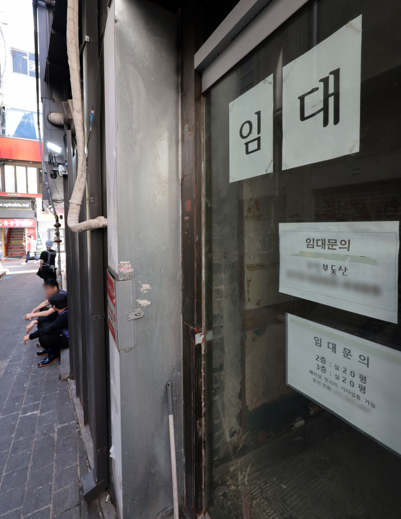 서울 중구 명동의 한 텅 빈 매장에 임대 문의 안내문이 붙어있다. [연합]
