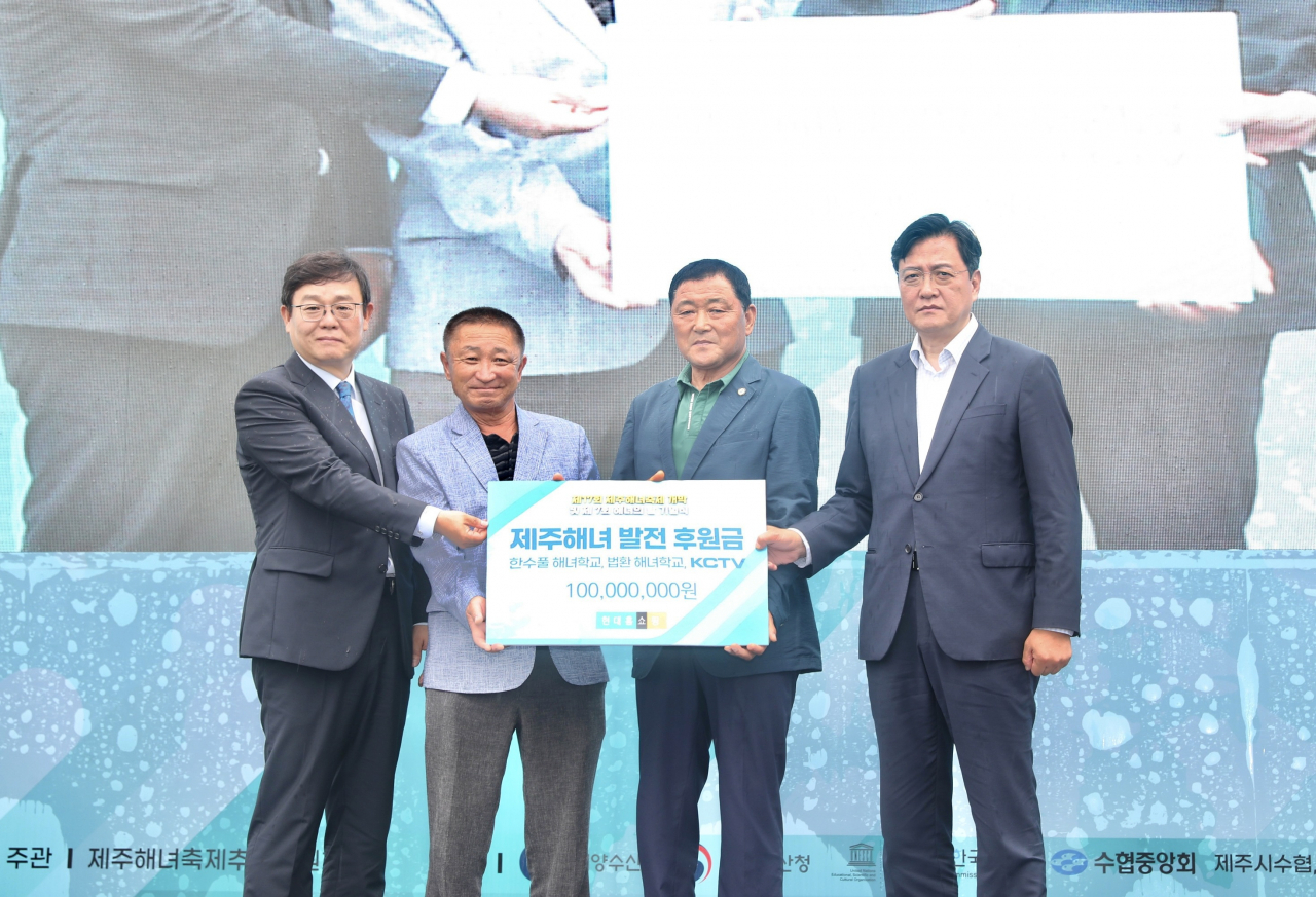 한광영(왼쪽부터) 현대홈쇼핑 대표이사와 김성근 한수풀해녀학교 교장, 고승철 법환해녀학교 교장, 김석범 KCTV제주방송 방송본부장이 21일 제주시 구좌읍 제주해녀박물관에서 열린 ‘해녀의 날’ 기념식에서 사진을 찍고 있다. [현대홈쇼핑 제공]
