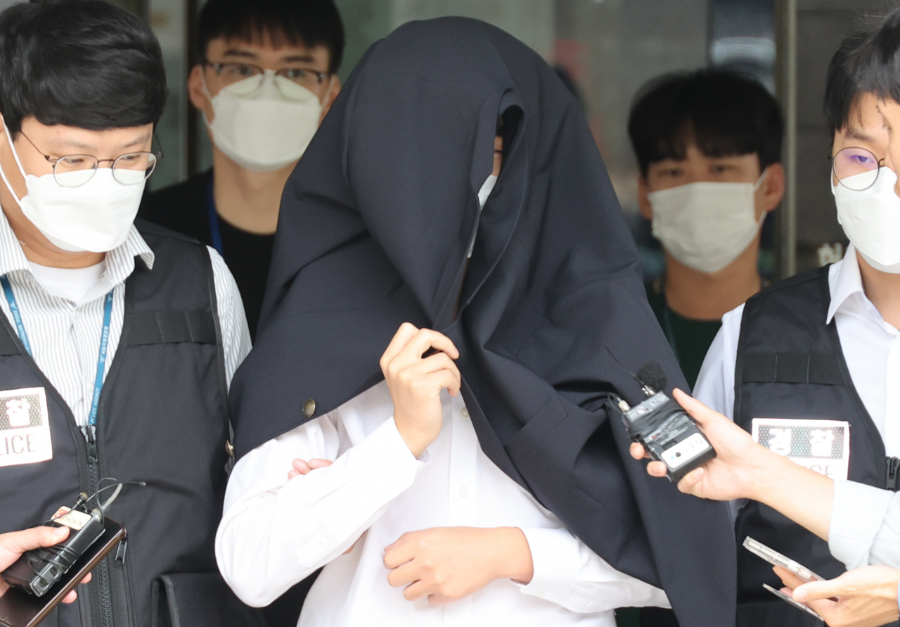 의료계 집단행동 불참 의사와 의대생 명단을 사회관계망서비스(SNS) 등에 게시한 사직 전공의가 지난 20일 영장실질심사 후 서울중앙지법에서 나오고 있다. [연합]