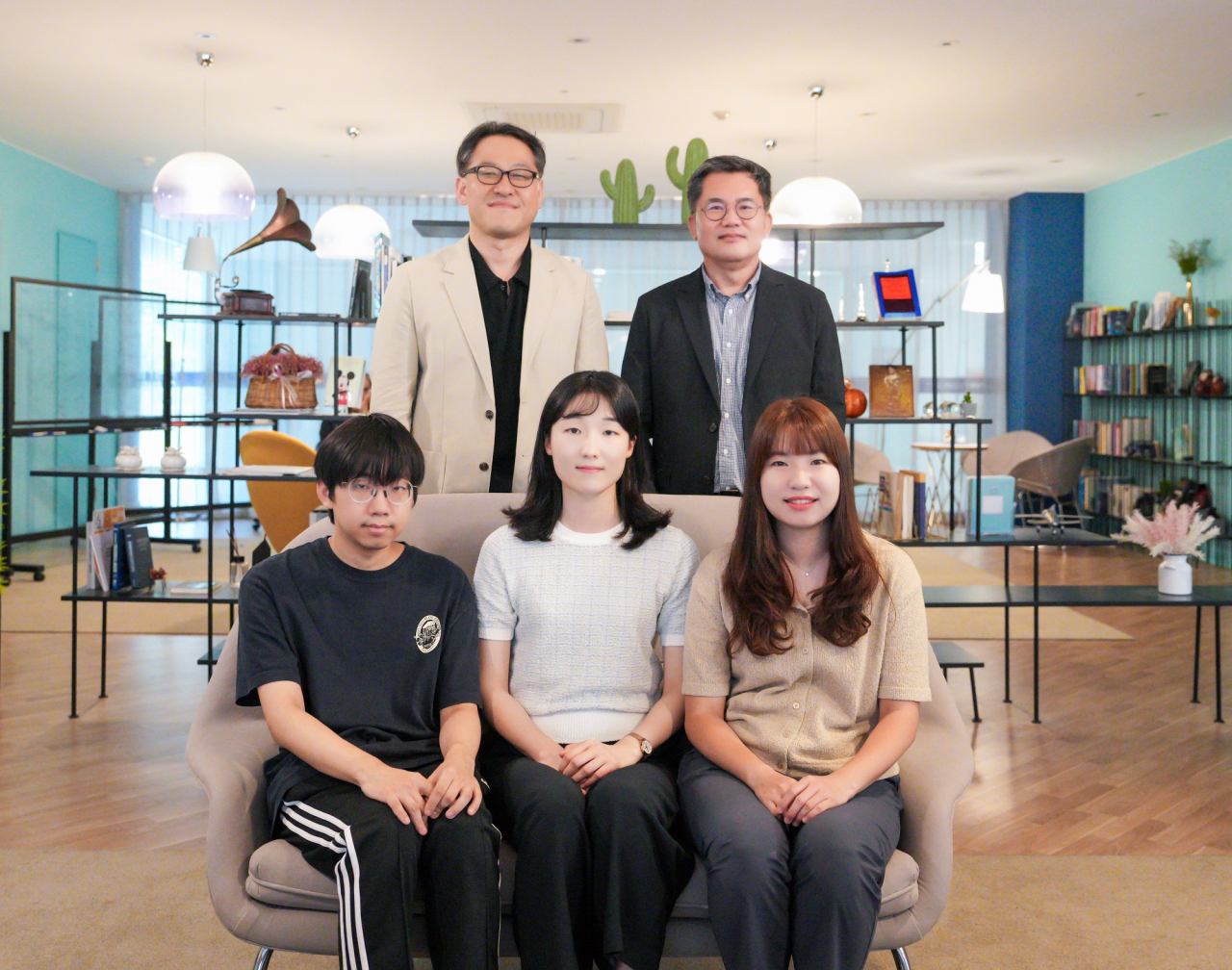 이번 연구를 수행한 UNIST 연구진. 권태혁(윗줄 왼쪽부터 시계방향) 교수, 최원영 교수, 김지연, 황은혜, 김민석 연구원.[UNIST 제공]