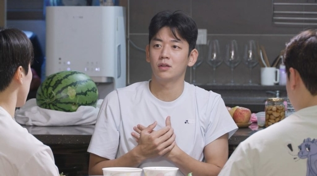 베드민턴 금메달리스트 이용대가 후배 선수들 앞에서 이혼과 재혼에 관한 심경을 밝히고 있는 모습이다. [SBS '미운 우리 새끼' 갈무리]