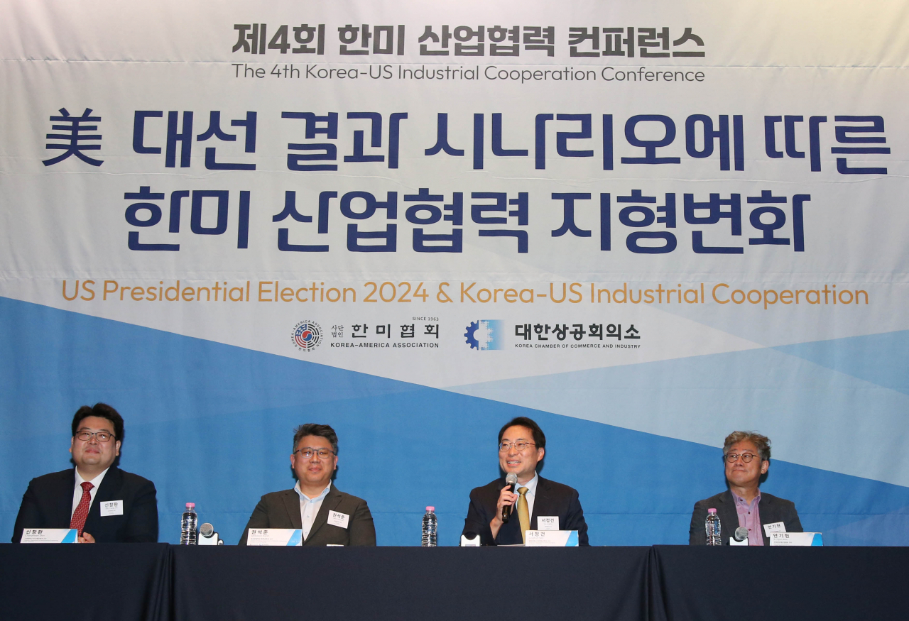 23일 대한상공회의소, 한미협회가 공동 개최한 한미 산업협력 콘퍼런스에서 신창환(왼쪽부터) 고려대 교수, 권석준 성균관대 교수, 서정건 경희대 교수, 안기현 한국반도체산업협회 전무가 패널토론을 하고 있다. [대한상의 제공]