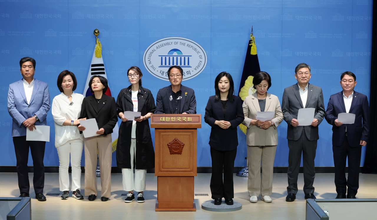 박주민 더불어민주당 의료대란대책특위 위원장과 위원들이 23일 오전 국회 소통관에서 “윤석열 대통령과 국민의힘 한동훈 대표 만찬에서 의료대란을 해결할 수 있는 작은 실마리라도 만들 수 있는 자리가 되길 기대한다”라며 기자회견을 하고 있다. [연합]