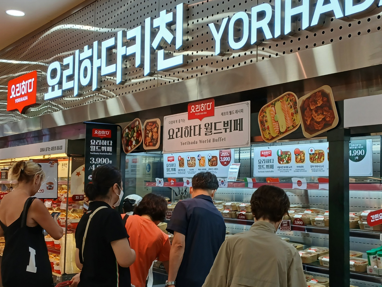 지난 19일 서울 제타플렉스 서울역점의 델리 코너에서 소비자들이 장을 보고 있다. 김희량 기자.