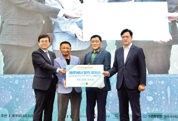 한광영(왼쪽부터) 현대홈쇼핑 대표이사와 김성근 한수풀해녀학교 교장, 고승철 법환해녀학교 교장, 김석범 KCTV제주방송 방송본부장이 21일 ‘해녀의 날’ 기념식에서 기념촬영을 하고 있다. [현대홈쇼핑 제공]