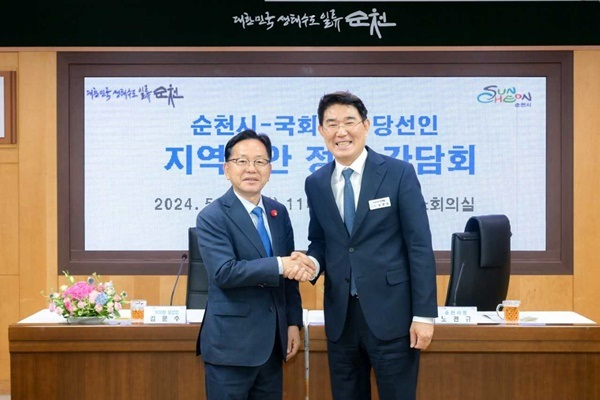 김문수 국회의원 당선인(왼쪽)이 지난 5월 노관규 시장과 정책 간담회를 갖고 있다. [순천시 제공]