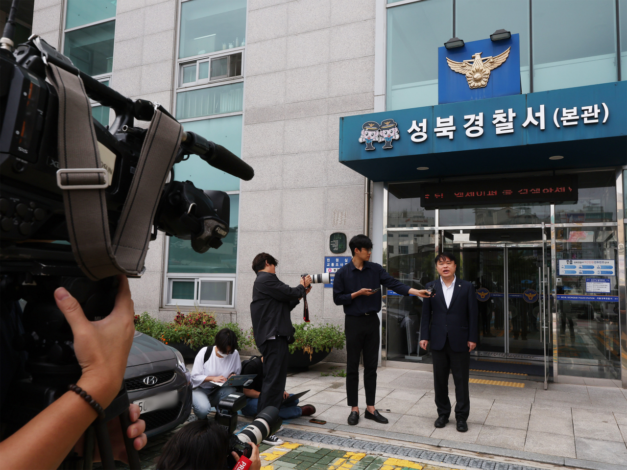 임현택 의협 회장이 지난 21일 서울 성북경찰서에서 의료계 집단행동에 동참하지 않는 의사 명단을 작성·게재한 혐의로 구속된 사직 전공의를 면담한 뒤 취재진의 질문에 답하고 있다. [연합]