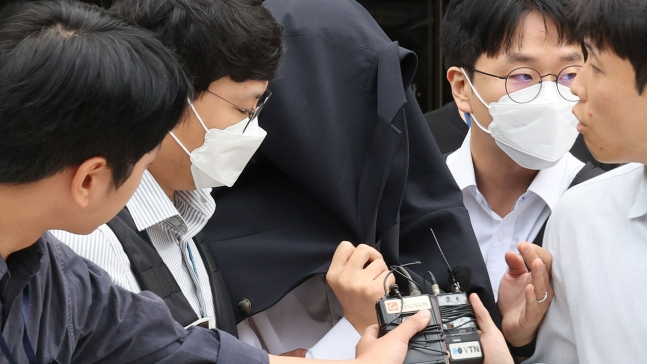 얼굴 가린 복귀 전공의 명단작성 의사. 연합뉴스