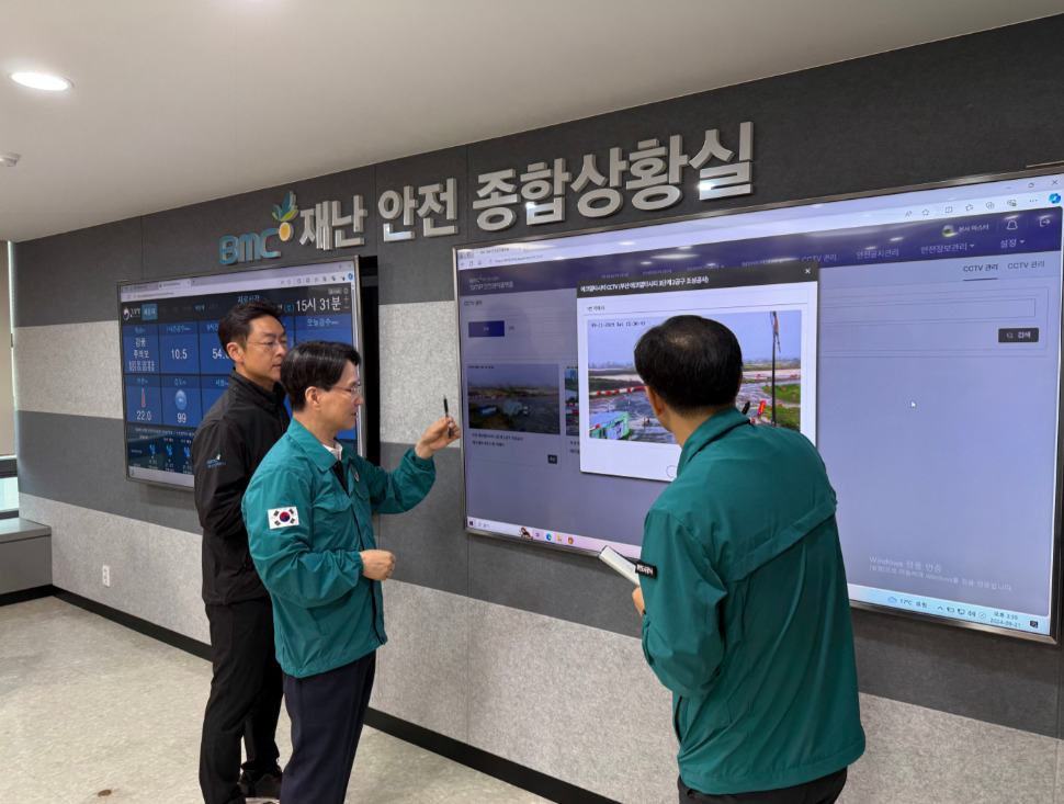 김용학 부산도시공사(가운데) 사장이 호우특보 대비 SMP의 사업장 실시간 CCTV 관제 화면을 통해 사업장과 관리시설 내 호우 상황과 피해발생 현황 등을 모니터링하고 있다. [사진=부산도시공사]