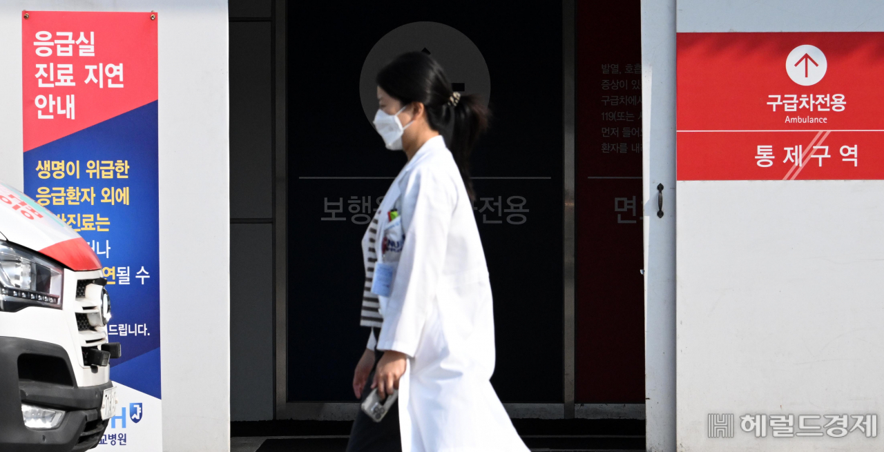 의료공백 사태가 장기화 되며 전국병원의 응급실 운영 위기 상황이 이어지고 있다. 10일 오전 서울 종로구 서울대학교 병원 응급실에서 한 의사가 지나고 있다. 임세준 기자