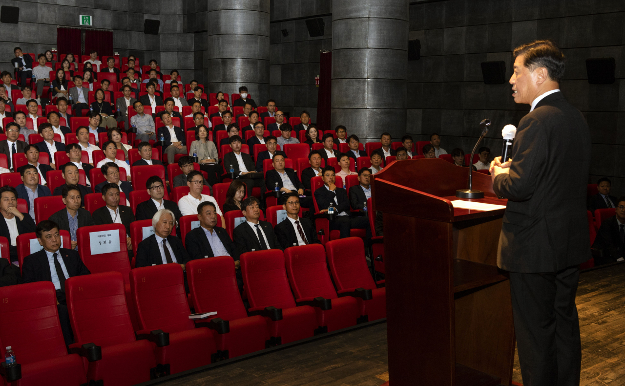 성회용 태광그룹 경영협의회 부의장이 23일 서울 광화문 흥국생명빌딩에서 열린 공정거래 자율준수 프로그램(CP) 도입 선포식에서 임직원의 적극적이고 자발적인 참여를 당부했다. [태광 제공]