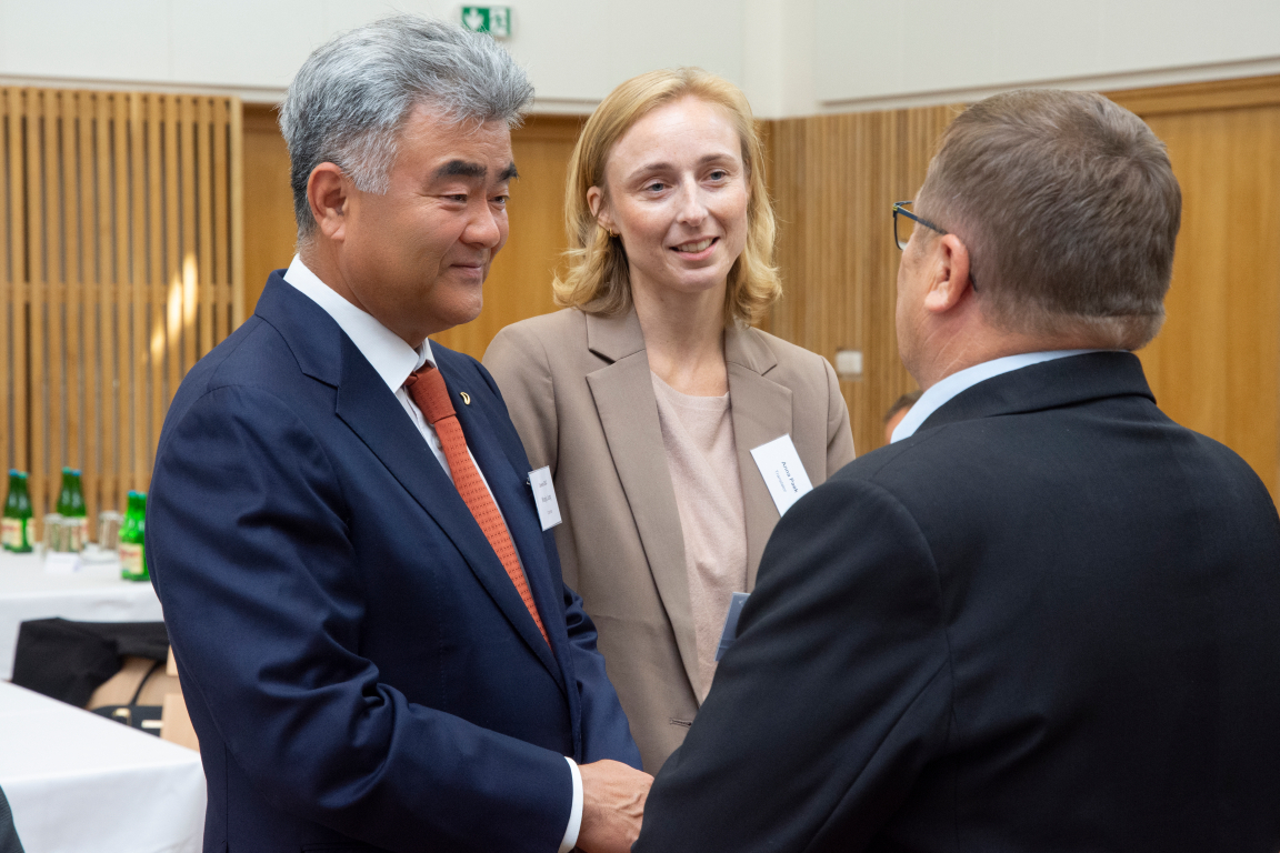 Daewoo E&C Chairman Jung Won-ju (left) speaks with Vitezslav Jonas, chairman of Energetickeho Trebicska, during the ceremony in Namest nad Oslavou, Trebic District, Czech Republic, on Thursday. (Daewoo E&C)