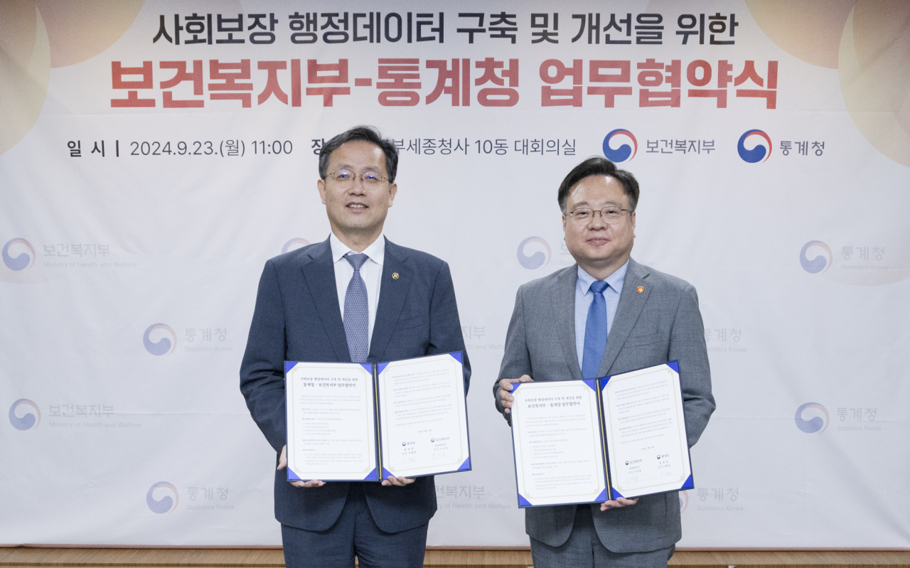 이형일 통계청장(왼쪽)과 조규홍 보건복지부 장관이 23일 정부세종청사 복지부 대회의실에서 열린 ‘사회보장 행정데이터 구축 및 개선을 위한 업무협약식’에서 기념촬영을 하고 있다.[보건복지부 제공]