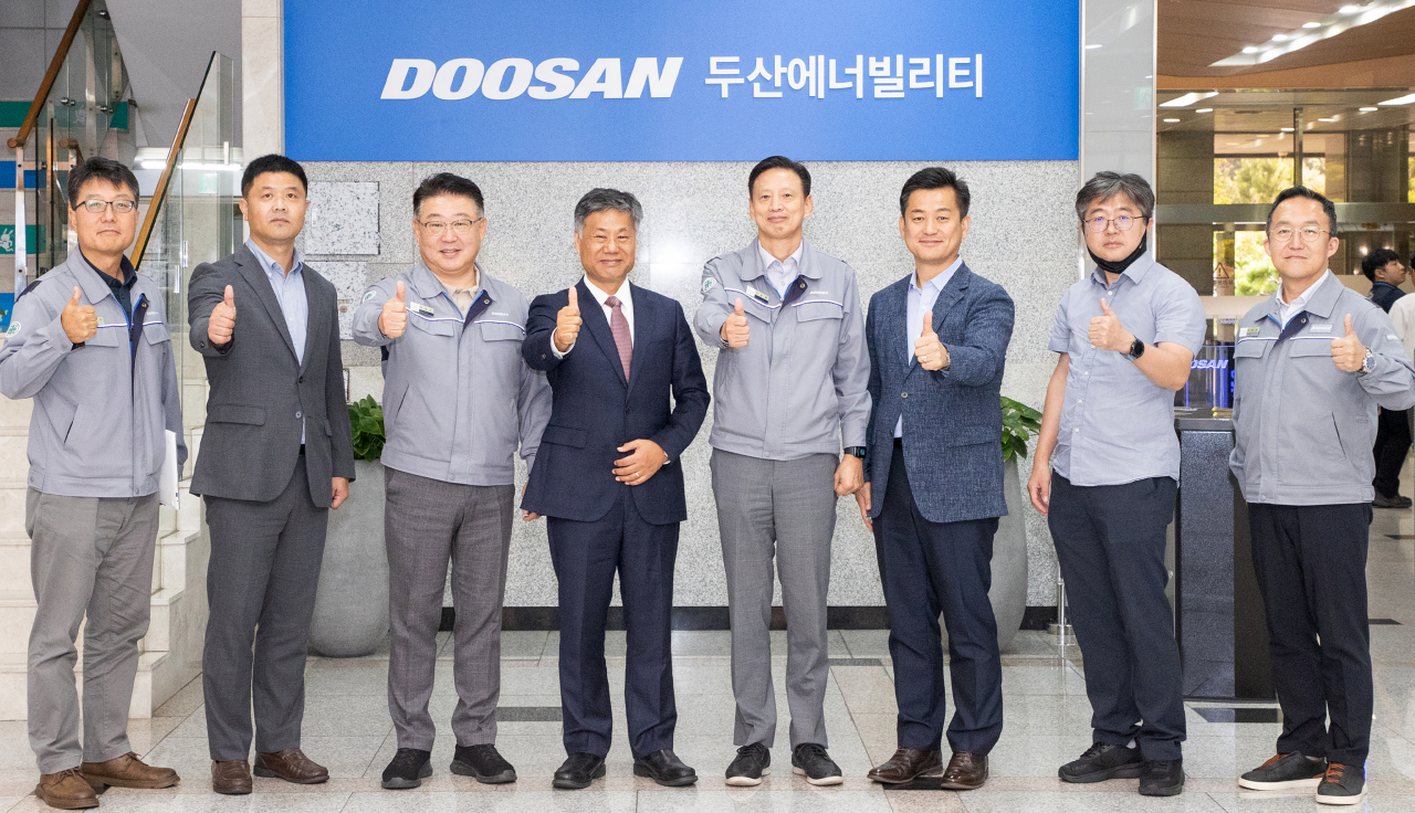 우주항공청과 두산에너빌리티 관계자들이 간담회를 갖고 기념촬영을 하고 있다.[우주항공청 제공]