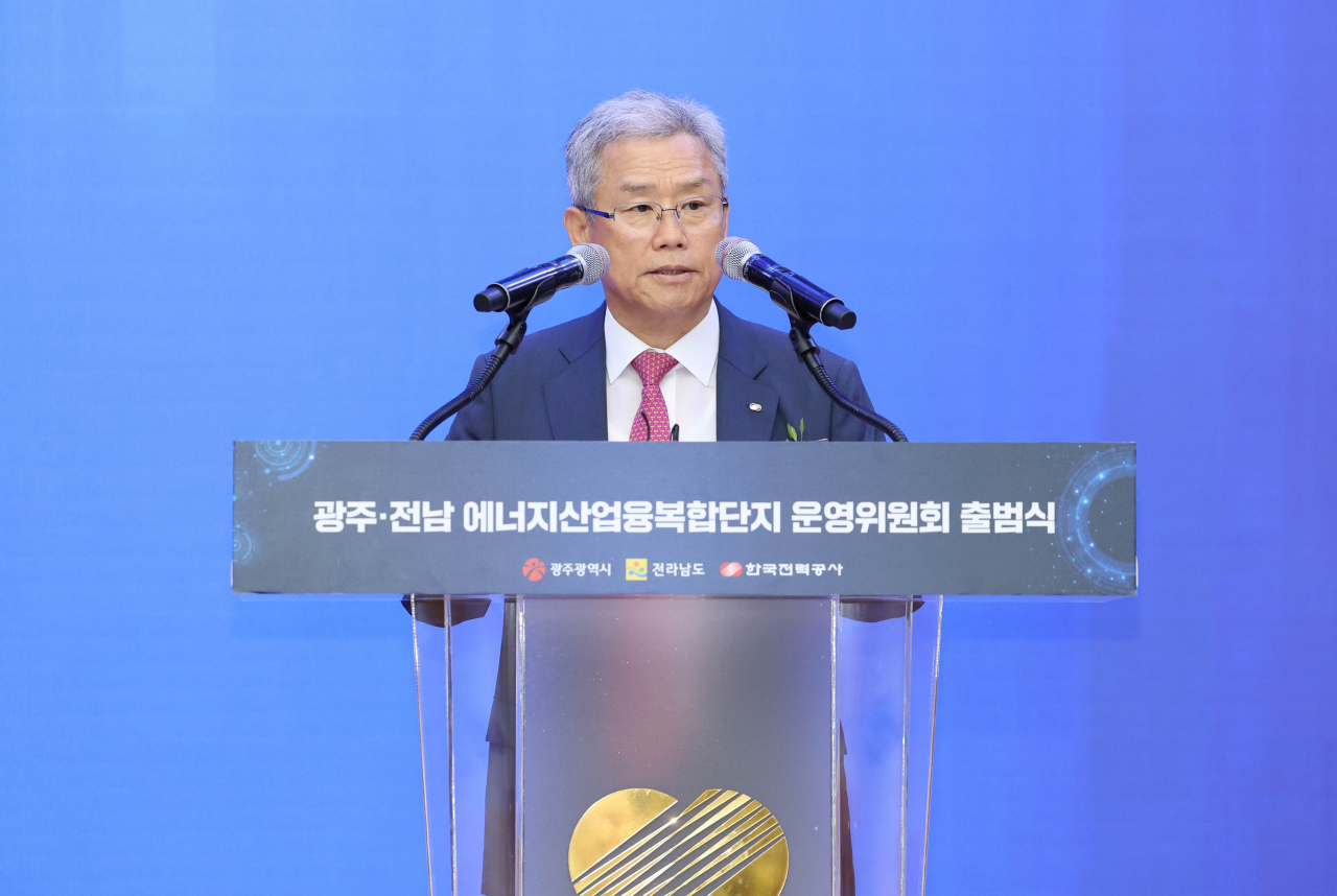 김동철 한국전력 사장이 23일 전남 나주 한전본사에서 열린 에너지산업융복합단지 운영위원회 출범 선포식에서 축사를 하고 있다. [힌국전력 제공]