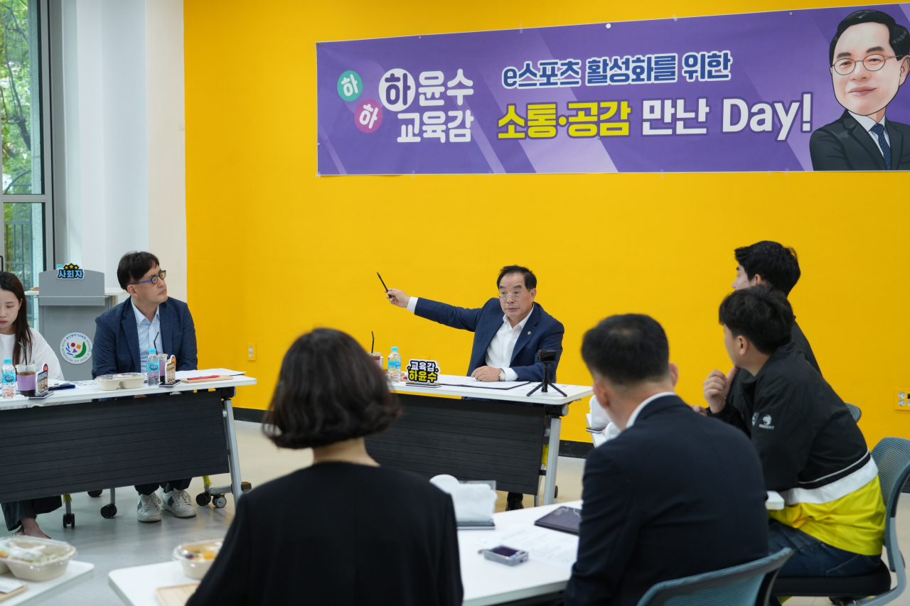 하윤수 부산시교육감이 23일 오후 부산시교육청 별관 교육감 소통공감실에서 ‘e스포츠 활성화를 위한 소통·공감 만난 day!’ 행사를 진행하고 있다. [사진=부산교육청]