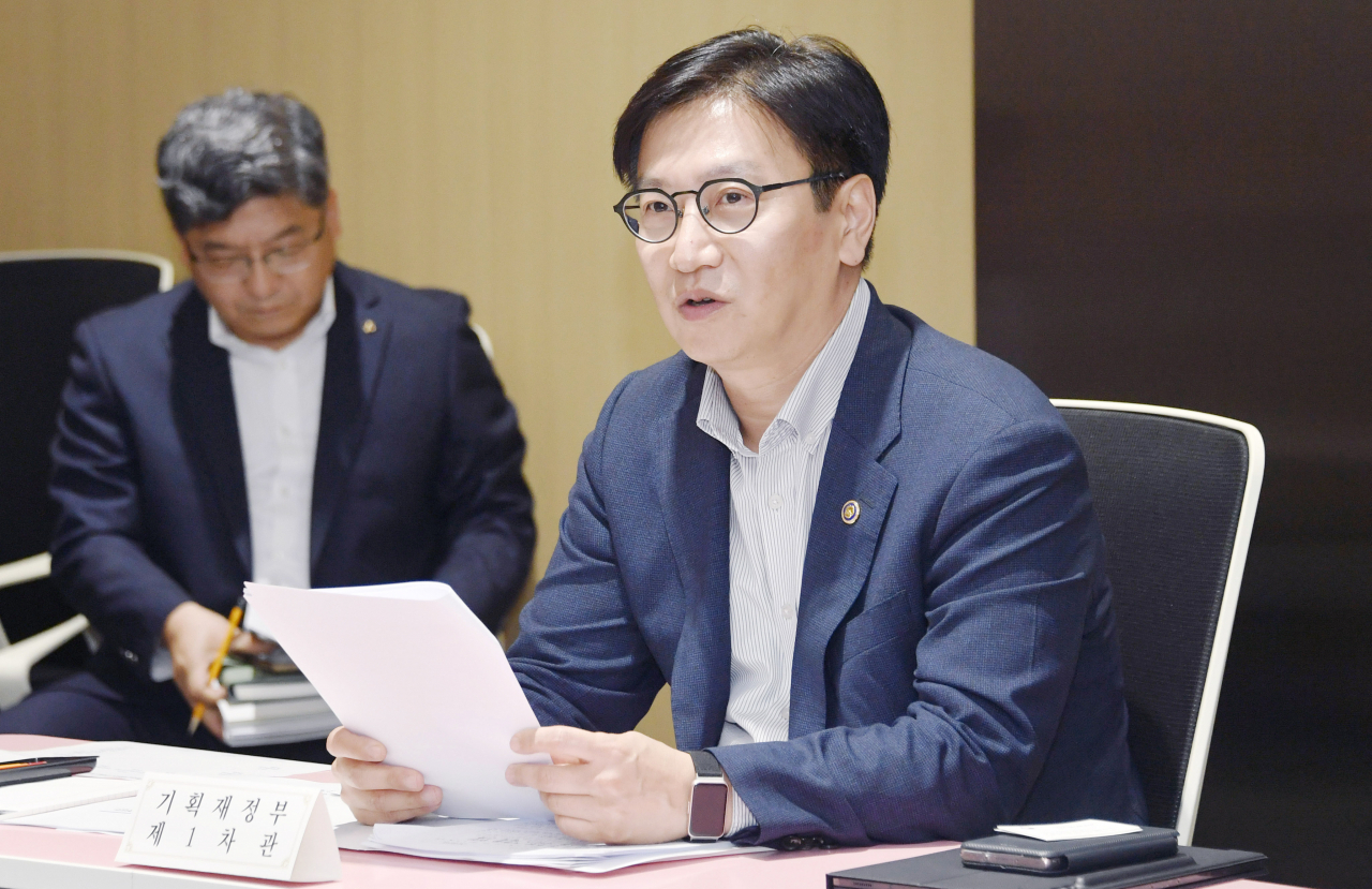 김범석 기획재정부 1차관이 23일 오후 정부세종청사 중앙동에서 열린 '글로벌 파트너십 이행점검단 4차 회의'를 주재하고 있다. [연합]