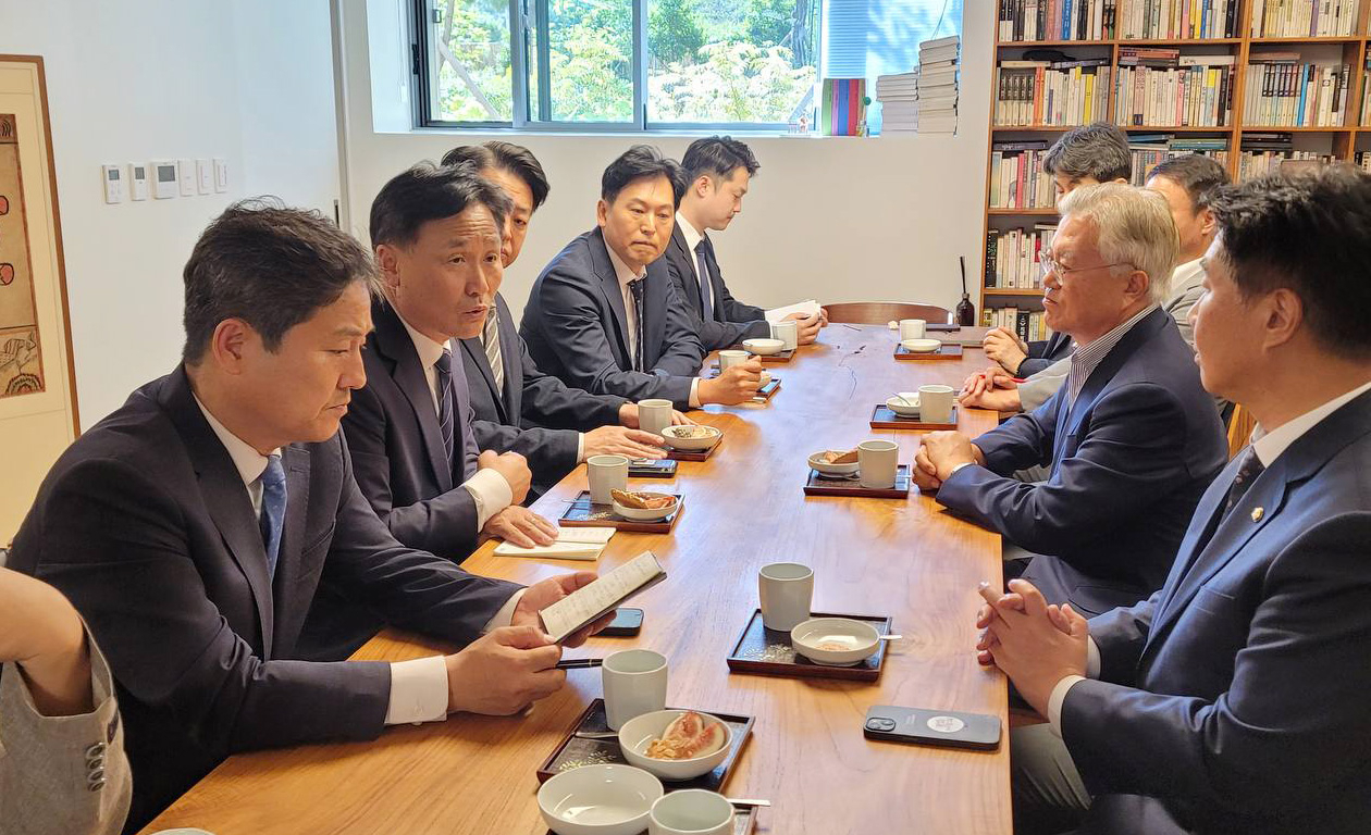 文 “前대통령에게 이렇게 하는데 국민은 얼마나 힘들겠나…검찰개혁 필요”