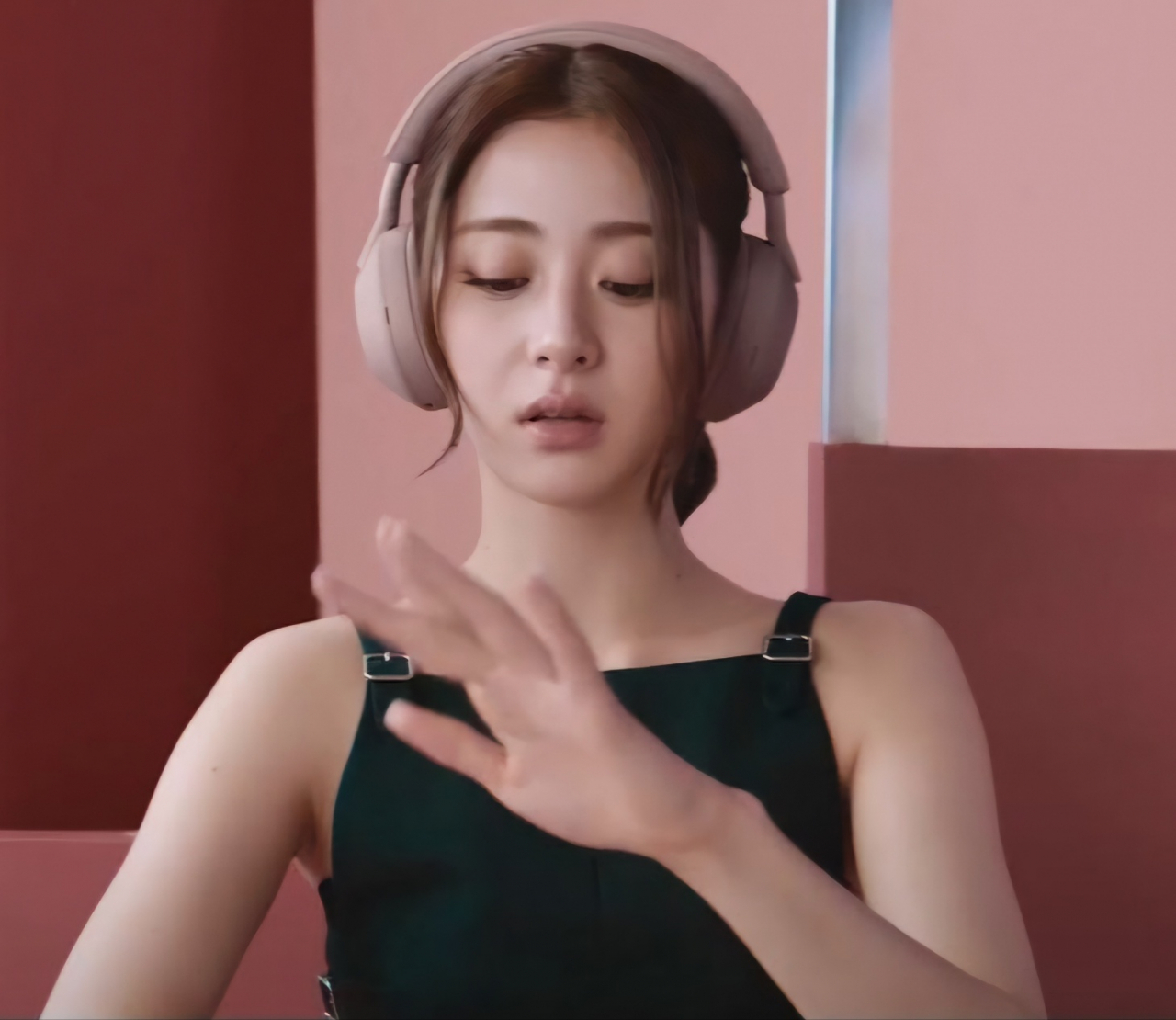 르세라핌 멤버가 소니 WH-1000XM5를 착용하고 있다. [유튜브 Sony Corporation - Official 캡처]