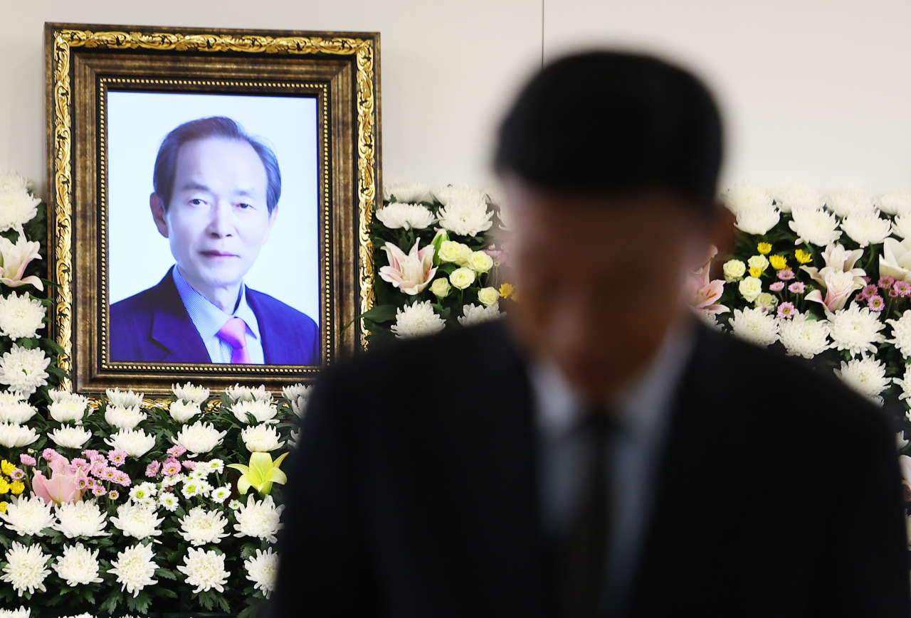 22일 오후 서울 종로구 서울대병원 장례식장에 마련된 장기표 신문명정책연구원 원장 빈소에서 조문객들이 조문하고 있다. [연합]