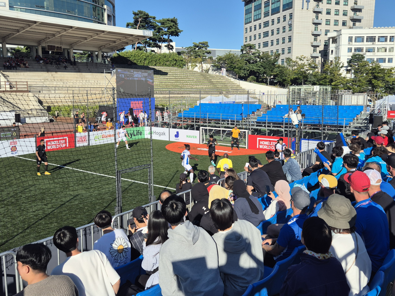 23일 한양대학교 제1경기장에서 한국대표팀과 이집트대표팀의 경기를 응원하는 사람들의 모습[김도윤 기자]