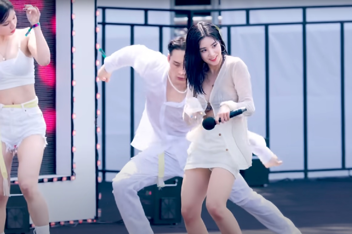 워터밤의 여신, 가수 권은비