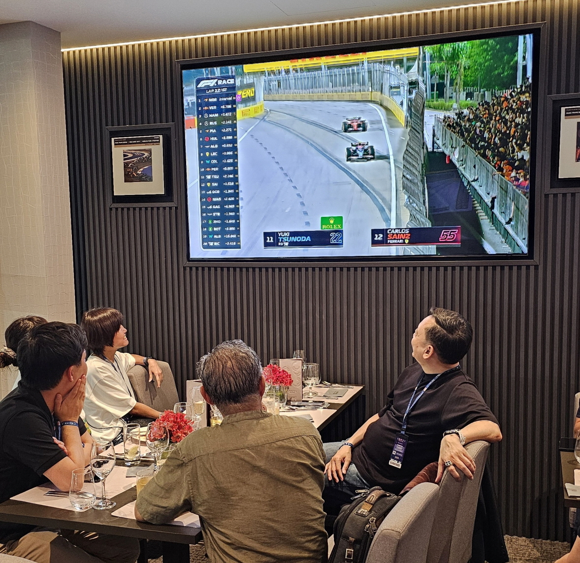 9월 20~22일(현지시간) 싱가포르의 마리나 베이 스트리트 서킷에서 열린 ‘F1 싱가포르 그랑프리’에서 관객들이 실내 라운지인 스카이 스위트(Sky Suite)에 설치된 삼성전자 TV를 통해 실시간으로 경기를 관람하고 있는 모습 [삼성전자 제공]