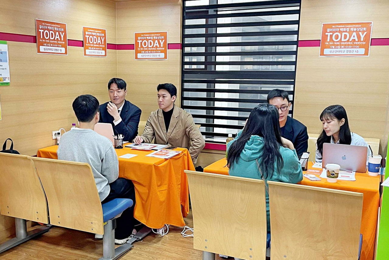 지난해 진행한 신입사원 채용설명회에서 예비 지원자들이 현직자에게 상담을 받고 있는 모습. [한화갤러리아 제공]