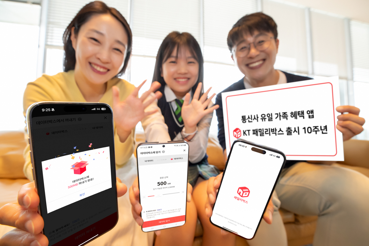KT 모델들이 가족 혜택 플랫폼 ‘KT 패밀리박스’ 앱을 이용하는 모습. [KT 제공]