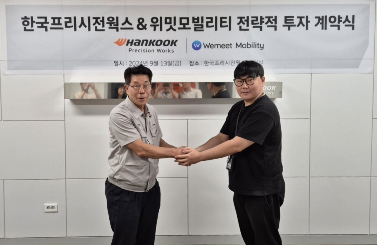 황성학(왼쪽) 한국프리시전웍스 대표이사와 강귀선 위밋모빌리티 대표이사. [한국프리시전웍스 제공]