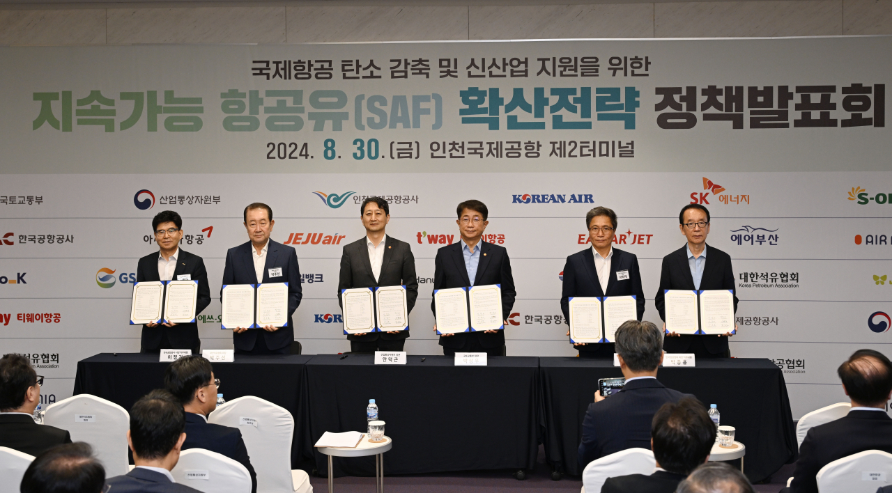 지난달 30일 인천국제공항 제2터미널에서 열린 국제항공 탄소 감축 및 신산업 지원을 위한 지속가능 항공유(SAF) 확산전략 정책발표회에서 참석자들이 MOU를 체결하고 있다. 왼쪽부터 이정기 한국공항공사 사장 직무대행, 박주선 대한석유협회장, 안덕근 산업통상자원부 장관, 박상우 국토교통부 장관, 이학재 인천국제공항공사 사장, 박종흠 한국항공협회 회장 직무대행. [연합]