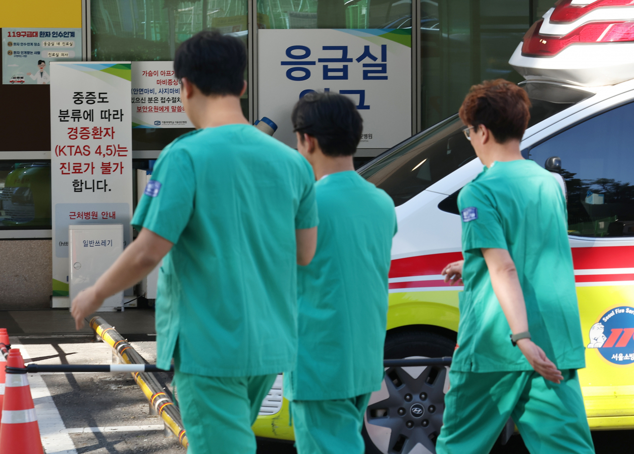 의정갈등이 이어지고 있는 23일 오전 서울 서초구 한 대형병원 응급의료센터에 경증환자 진료가 불가능하다는 안내문이 놓여 있다. [연합]