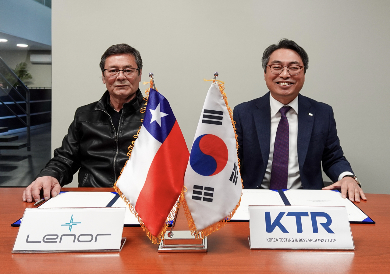 김현철(오른쪽) KTR 원장이 23일(현지시간) 칠레 산티아고에서 르노르 칠레 아랑귀즈 바라 대표와 상호 협력을 위한 업무협약을 체결한 후 기념촬영을 하고 있다.[KTR 제공]