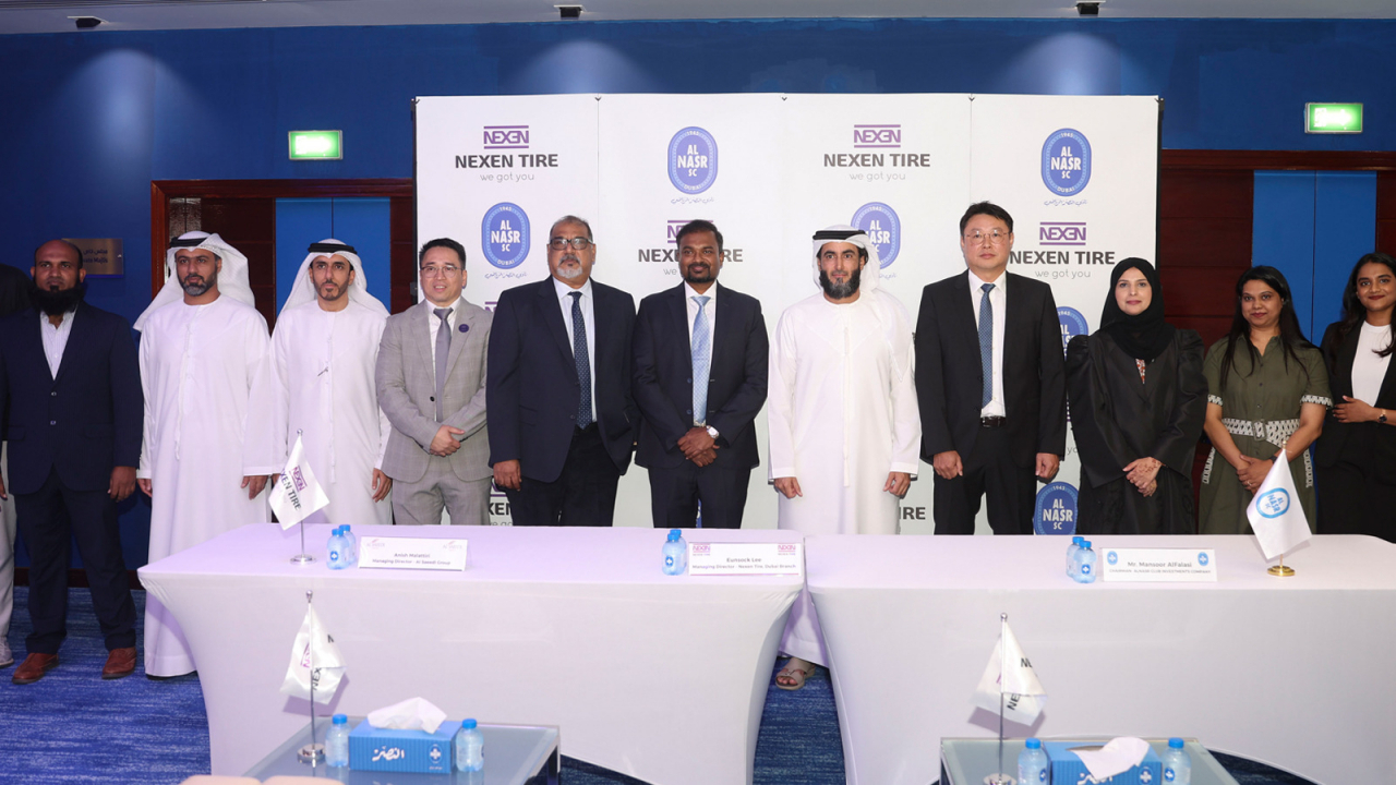 넥센타이어와 UAE 프로 리그에서 활약 중인 축구 구단 알 나스르의 파트너십 체결식에 관계자들이 기념사진을 촬영하고 있다. [넥센타이어 제공]