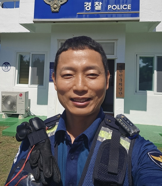 서귀포경찰서 대정파출소 소속 마라도치안센터에서 근무하는 김주업 경위. [연합]