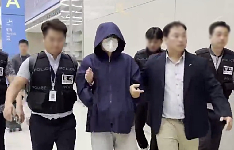 지난 12일 베트남 현지에서 붙잡힌 태국 한국인 관광객 살해 사건 마지막 피의자 김모씨가 24일 오전 인천국제공항을 통해 국내로 송환되고 있다. [경찰청 제공]