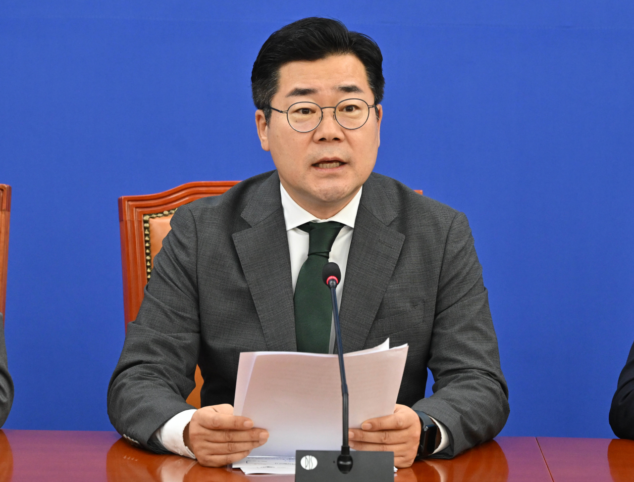 박찬대 더불어민주당 원내대표가 지난 24일 오전 서울 여의도 국회에서 열린 원내대책회의에서 발언하고 있다. 임세준 기자
