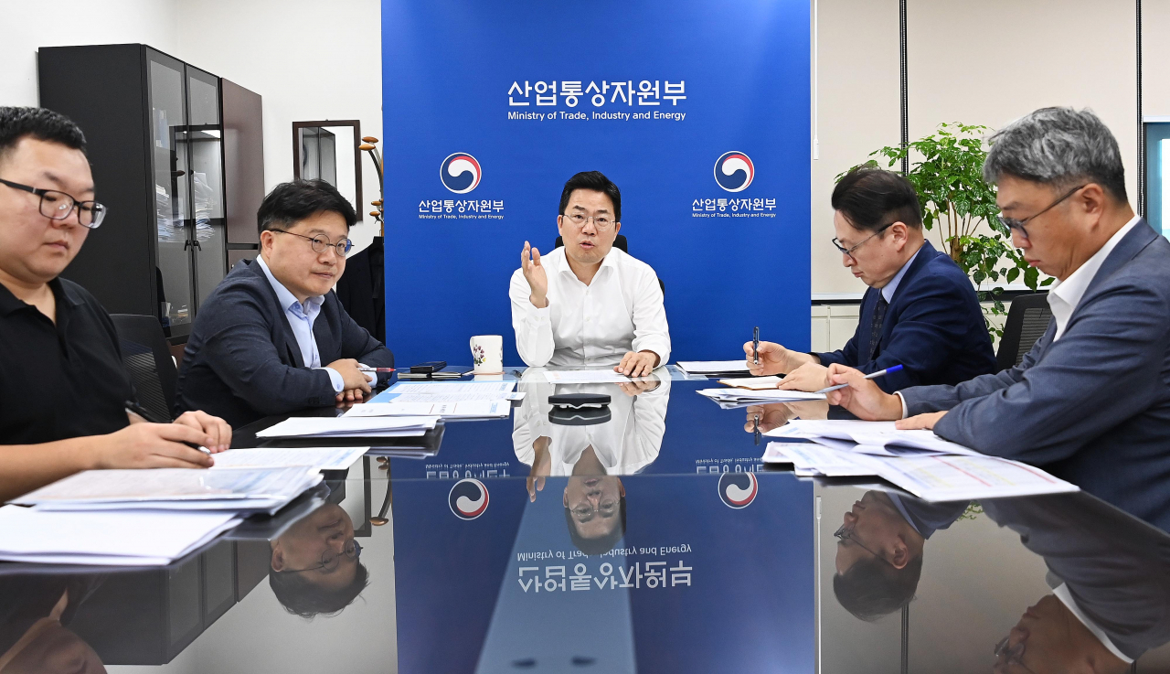 박성택(가운데) 산업통상자원부 제1차관이 24일 정부서울청사에서 ‘수출동향 점검회의’를 주재하고 있다.[산업통상자원부 제공]