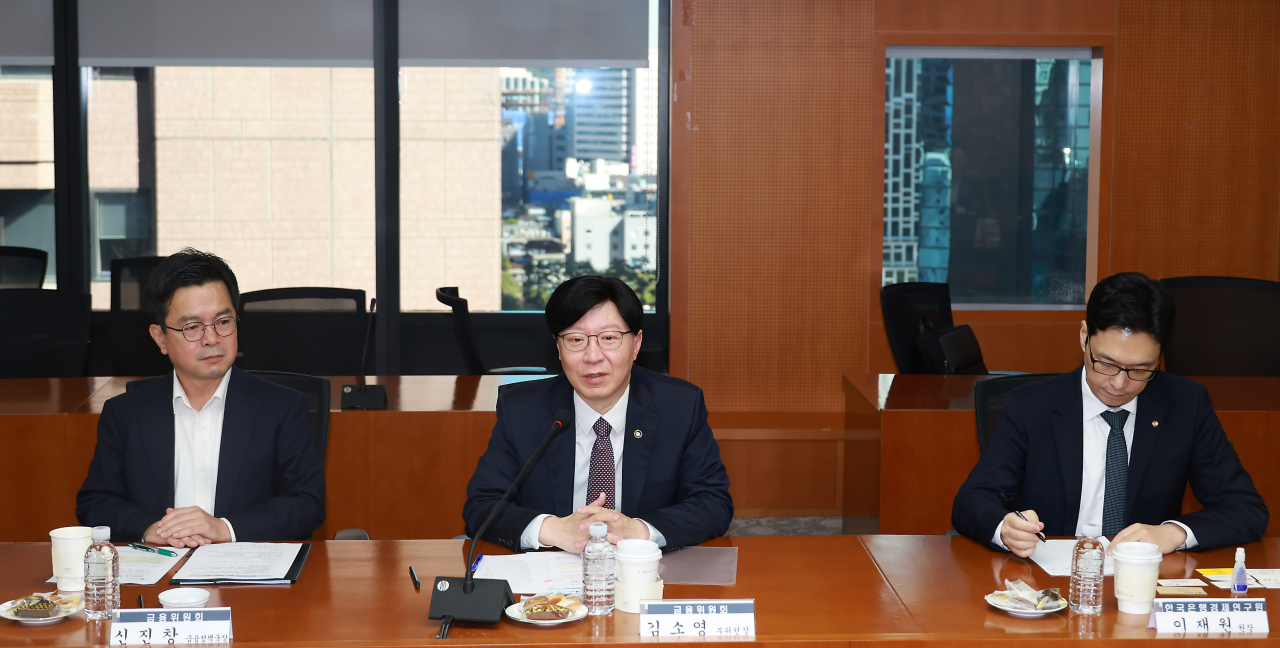 김소영(가운데) 금융위원회 부위원장이 24일 오전 서울 중구 한국금융연구원에서 개최한 금융시장 현안 점검·소통회의를 주재하고 있다. [금융위원회 제공]