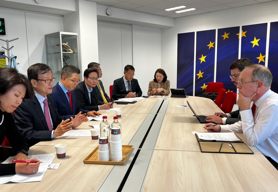 한국무역협회 사절단과 EU 집행위원회 환경총국 관계자들이 면담을 갖고 있다. [무협 제공]