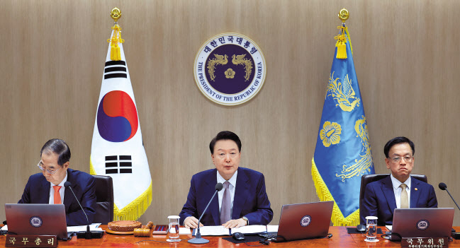 윤석열 대통령이 24일 서울 용산 대통령실 청사에서 열린 국무회의에서 발언하고 있다. 왼쪽부터 한덕수 국무총리, 윤석열 대통령, 최상목 경제부총리 겸 기획재정부장관 [연합]