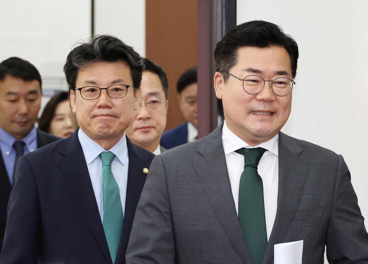 박찬대 더불어민주당 원내대표(오른쪽)와 진성준 정책위의장이 24일 오전 국회에서 열린 원내대책회의에 입장하고 있다. [연합]