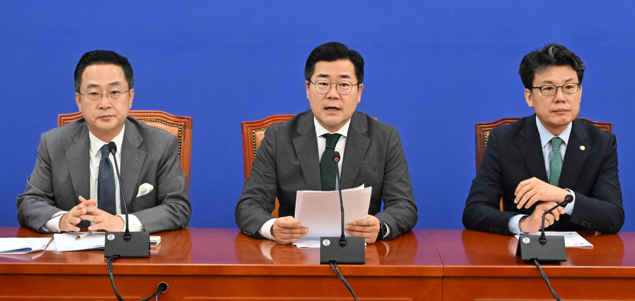 박찬대(가운데) 더불어민주당 원내대표가 24일 오전 서울 여의도 국회에서 열린 원내대책회의에서 발언하고 있다. 임세준 기자