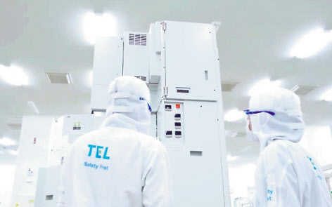 일본 반도체 장비기업 도쿄일렉트론(TEL) 직원들이 장비를 살펴보고 있는 모습 [유튜브 ‘TEL’]