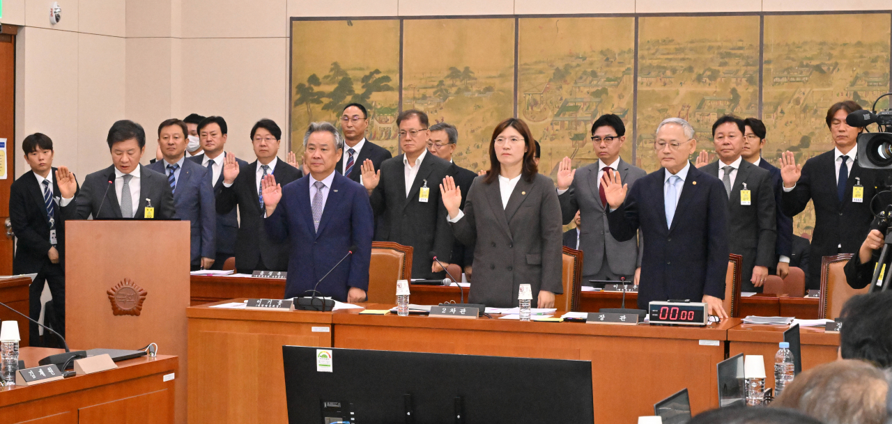 정몽규(왼쪽) 대한축구협회 회장이 24일 오전 서울 여의도 국회에서 열린 문화체육관광위원회 전체회의에서 증인선서를 하고 있다. 왼쪽부터 정 회장, 이기흥 대한체육회장, 장미란 문체부 2차관, 유인촌 문화체육관광부 장관. 임세준 기자