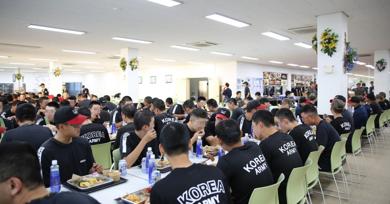 지난 23일 육군종합군수학교 군 장병들이 아워홈이 제공한 특식 ‘치킨스테이크 플레이트’로 식사하고 있다. [아워홈 제공]
