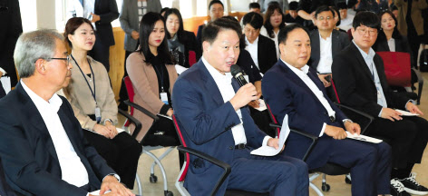 대한상공회의소 신기업가정신협의회(ERT)가 개최한 ‘제5차 다함께 나눔프로젝트’ 행사에서 최태원(왼쪽 두 번째) 대한상의 회장이 발언하고 있다. 최 회장 왼쪽은 이주배경가족 지원에 동참한 임종룡 우리금융그룹 회장 [대한상의 제공]