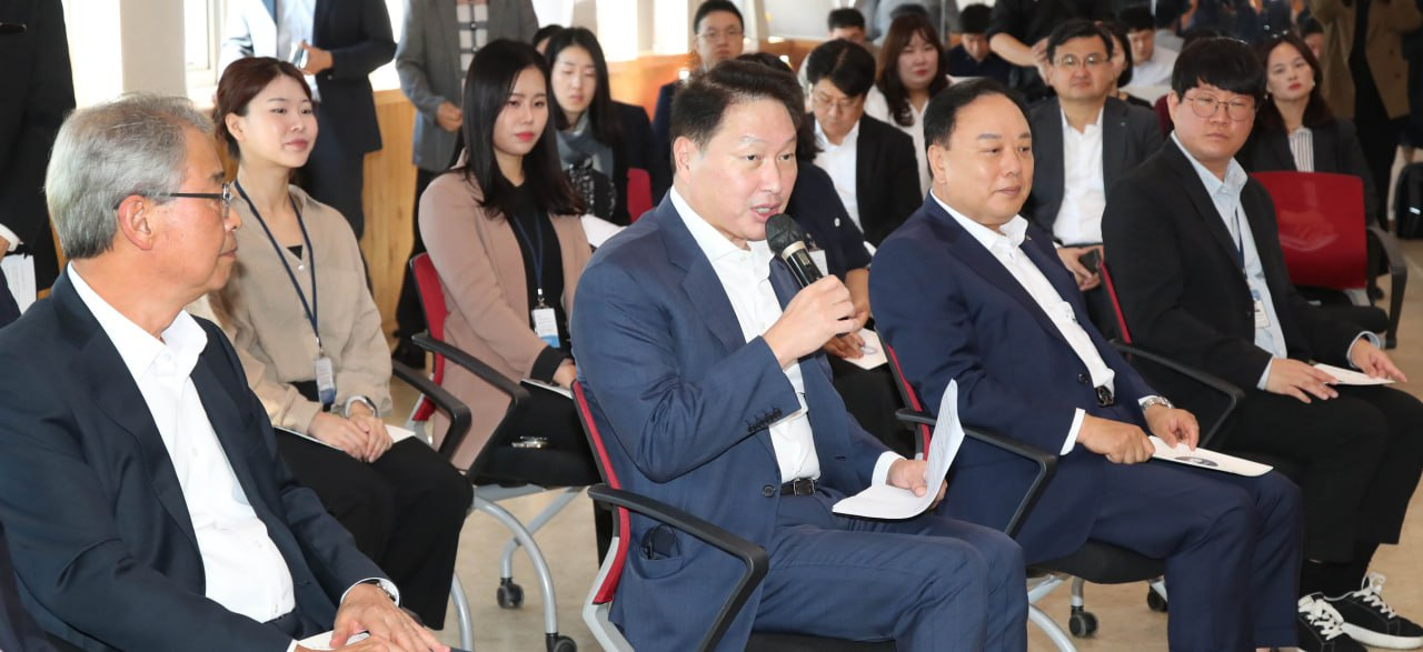 최태원(앞줄 왼쪽 두번째) 대한상공회의소 회장이 24일 안산글로벌다문화센터에서 열린 ‘제5차 다함께 나눔프로젝트’ 행사에서 발언하고 있다. [대한상의 제공]