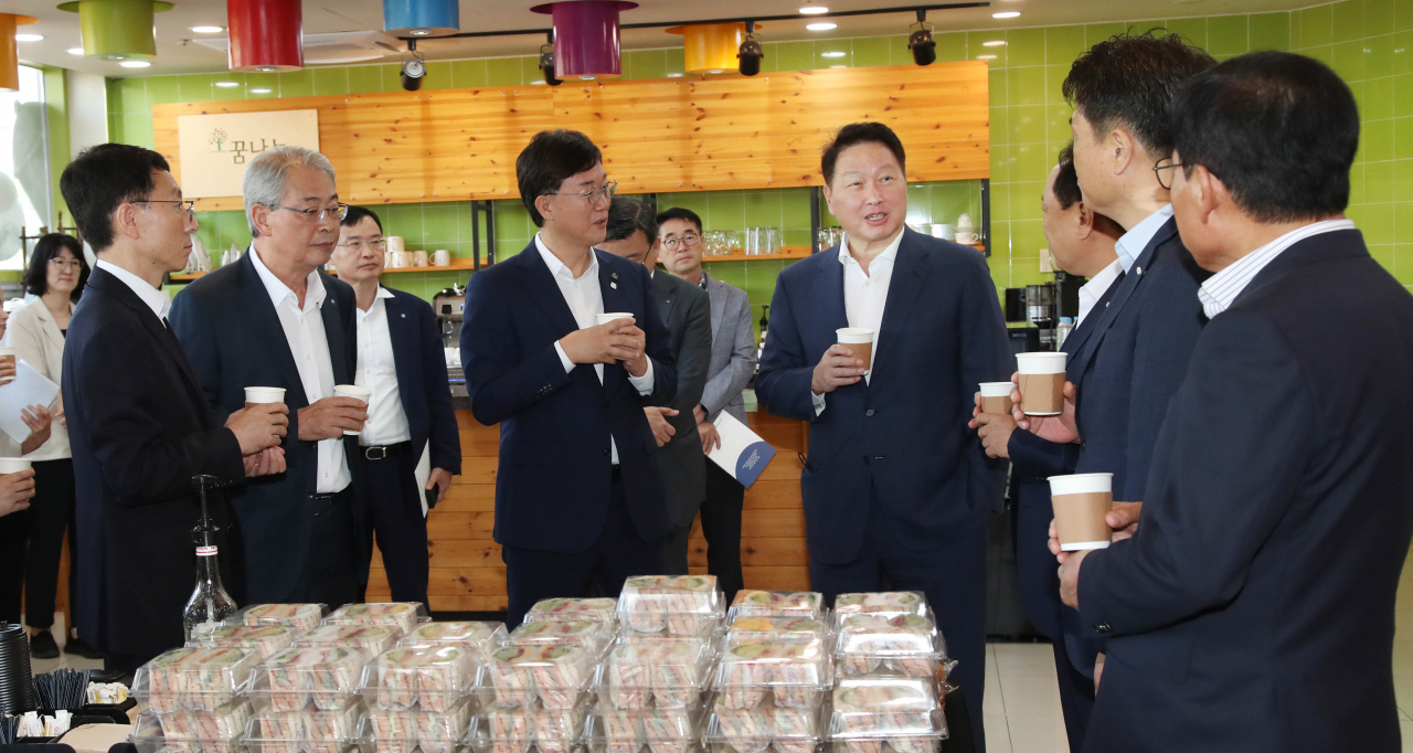 24일 열린 제5차 다함께 나눔 프로젝트에서 최태원(왼쪽 네번째) 대한상의 회장과 임종룡 우리금융그룹 회장(왼쪽 두번째)이 주요참석자들과 환담을 하고 있다. [대한상의 제공]