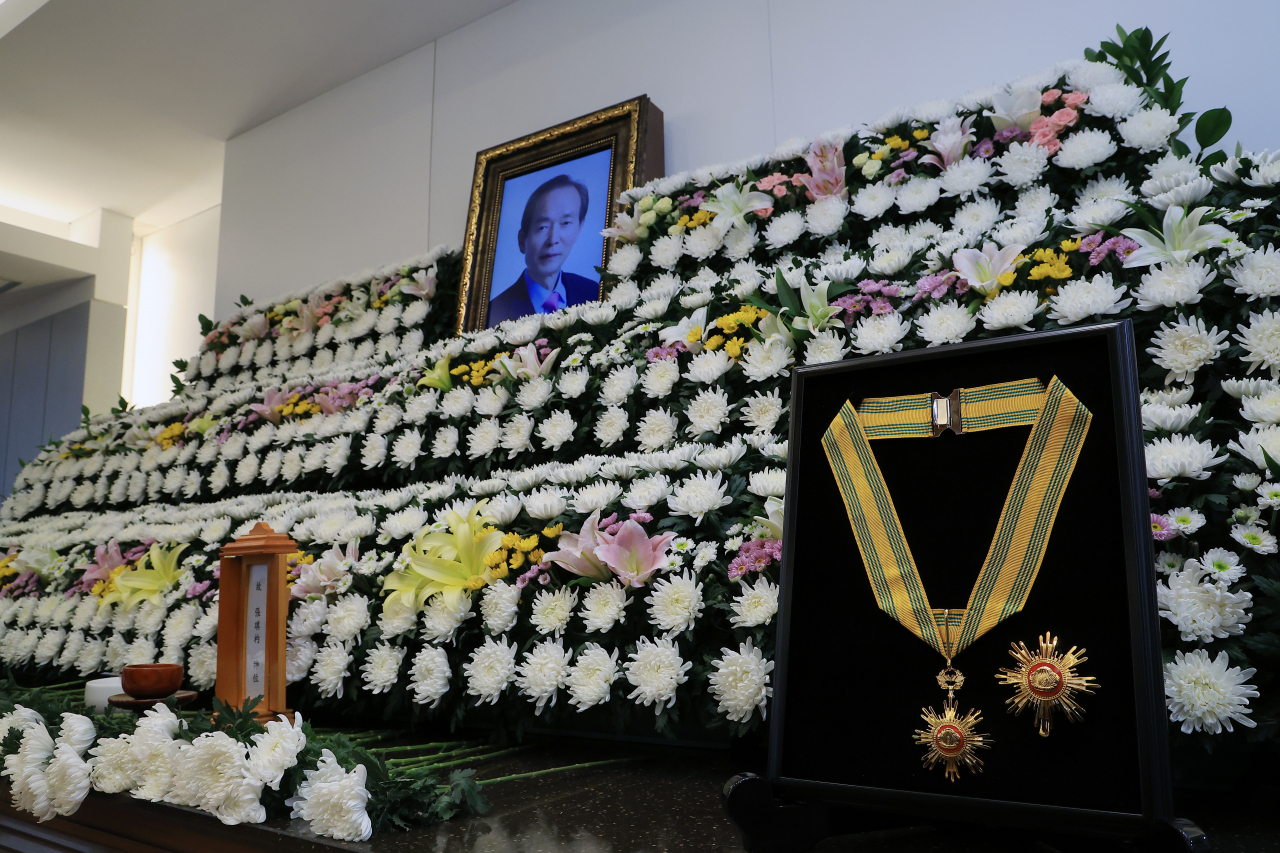 22일 오후 서울 종로구 서울대병원 장례식장에 마련된 장기표 신문명정책연구원 원장 빈소 영정 앞에 고인의 민주주의 발전 공로로 추서된 국민훈장이 놓여 있다. [연합]
